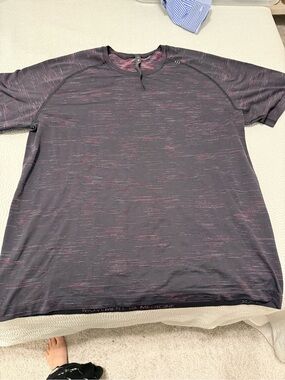 Lululemon Men’s Heathered Black & Red Short Sleeve Shirt